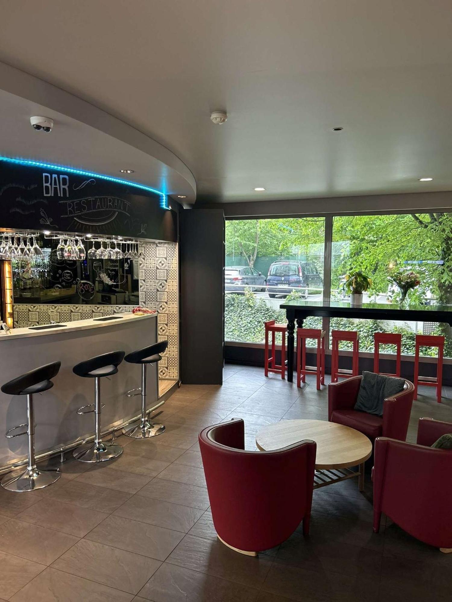 Standing Hotel Suites By Actisource Роаси ан Франс Екстериор снимка