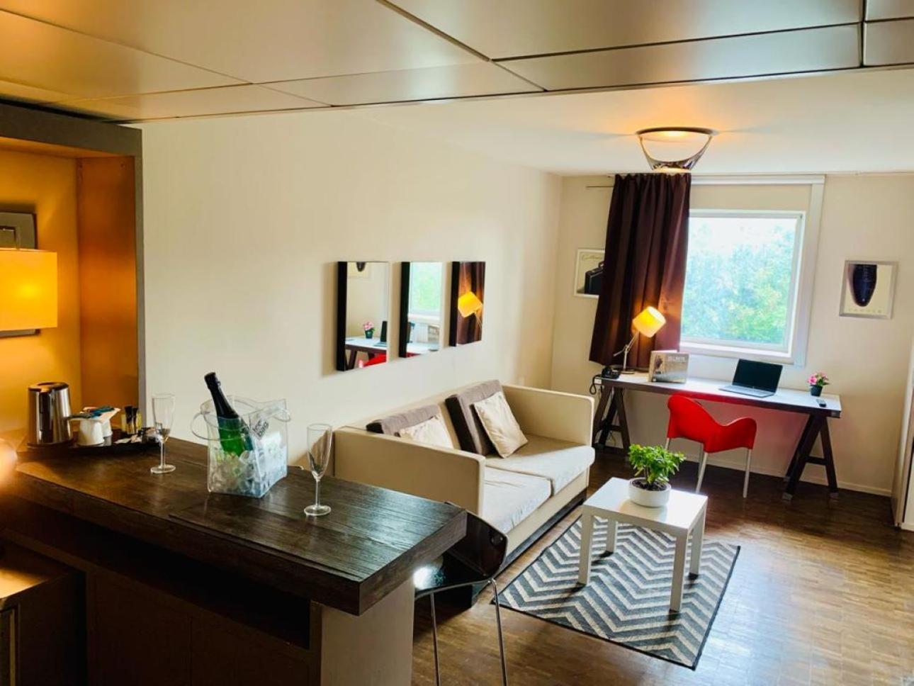 Standing Hotel Suites By Actisource Роаси ан Франс Екстериор снимка