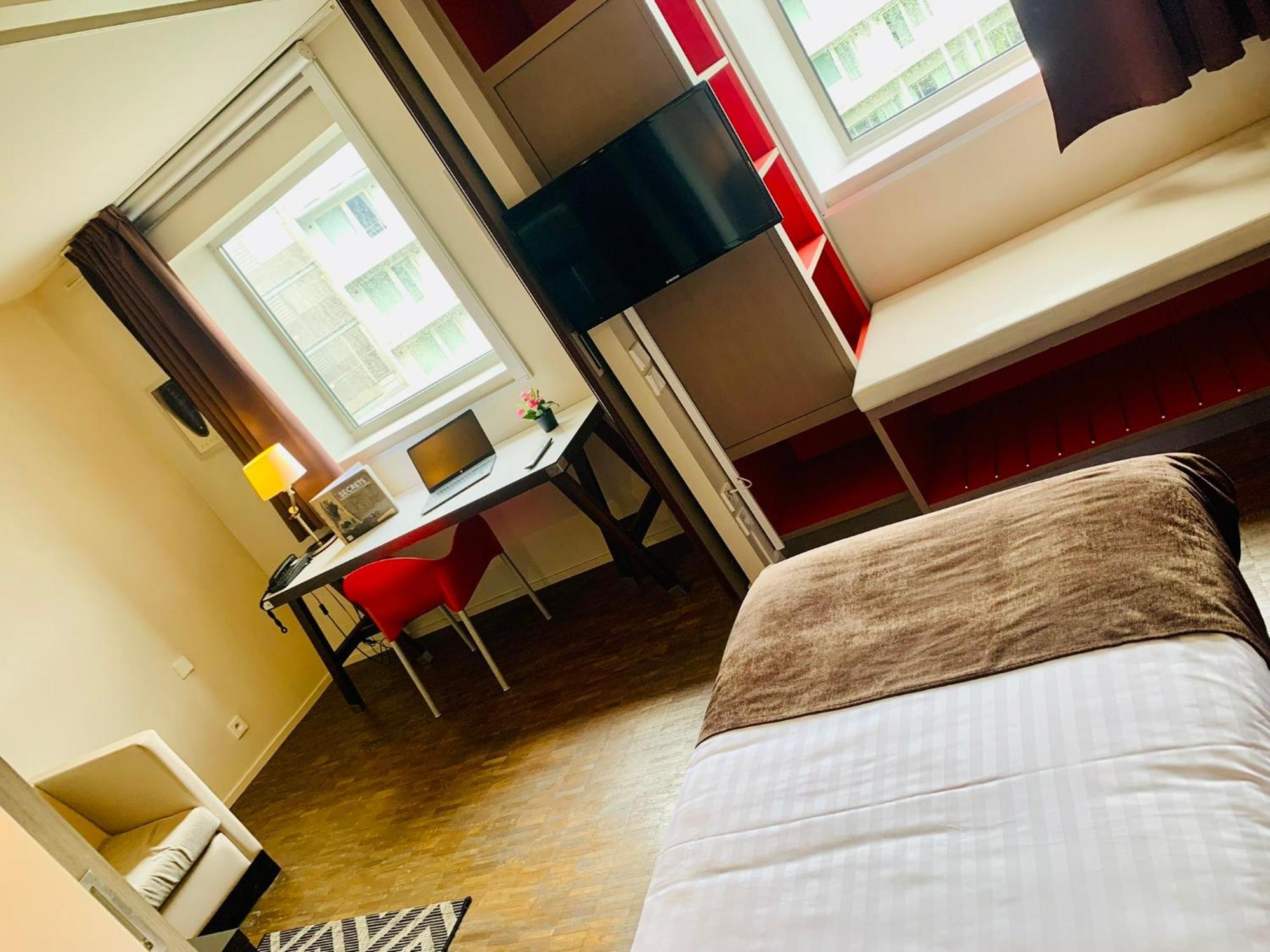 Standing Hotel Suites By Actisource Роаси ан Франс Екстериор снимка