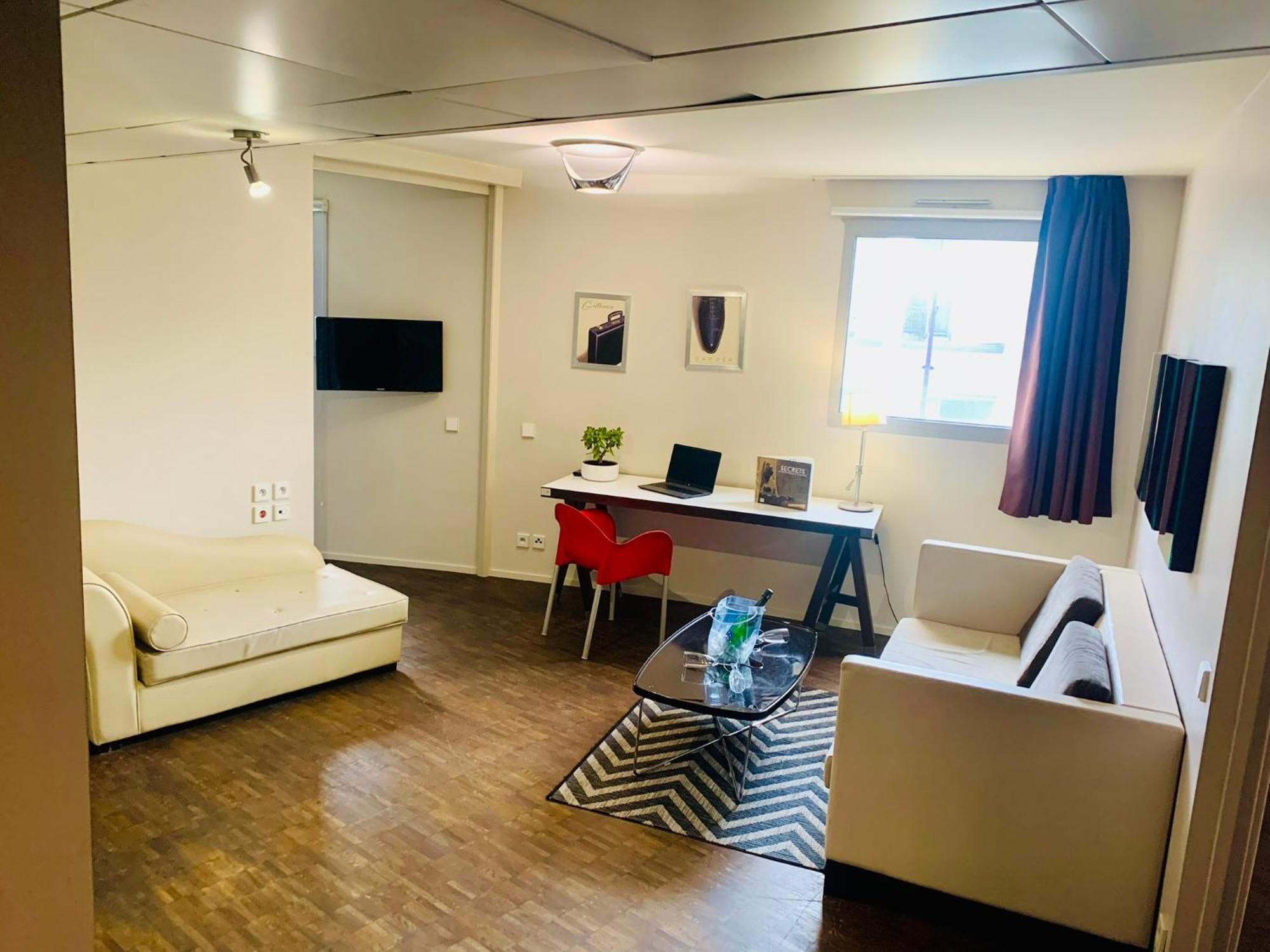 Standing Hotel Suites By Actisource Роаси ан Франс Екстериор снимка