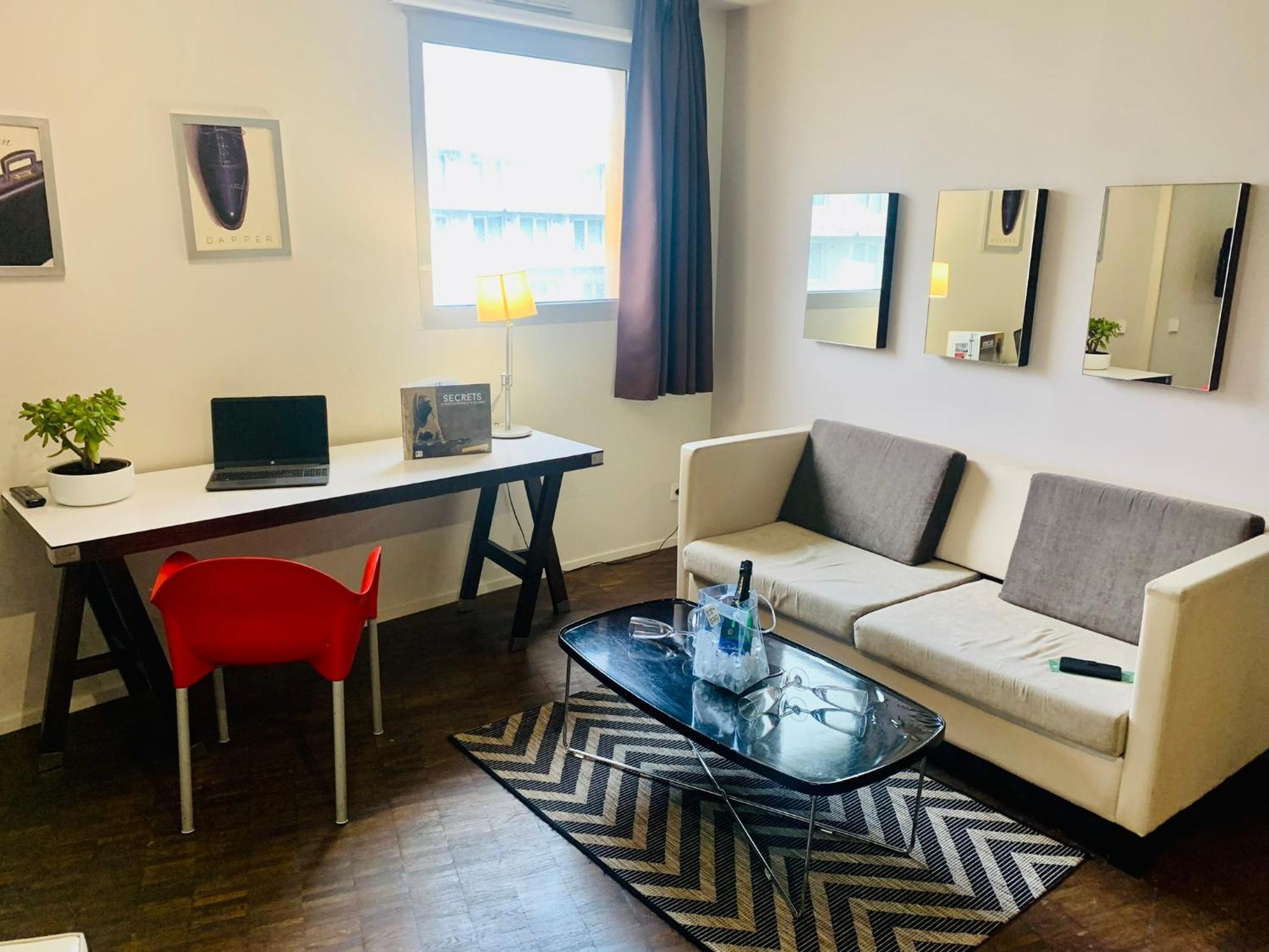 Standing Hotel Suites By Actisource Роаси ан Франс Екстериор снимка