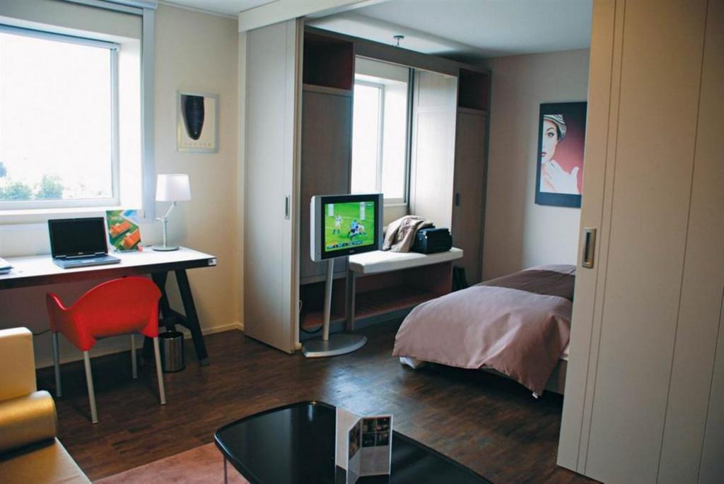 Standing Hotel Suites By Actisource Роаси ан Франс Екстериор снимка